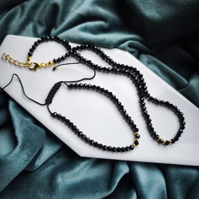 Melna ar zelta krāsas furnitūru rotu komplekts